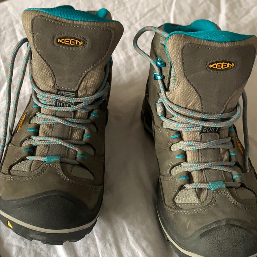 $firm Keen waterproof snow boots. Turquoise grey